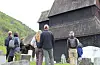 I mange år har talet på besøkjande til Urnes stavkyrkje ved Sognefjorden auka. Etter fleire tiltak i 2024 er mengda blitt mindre, noko som har vore eit ønskje frå kyrkjeeigaren og dei lokale. Foto: Peder Skjelten / NPK