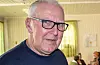Alf Edvin Hovda fekk eit kunstverk og diplom som synleg bevis på at han har fått Sveio kommune sin kulturpris. Bildet er teke på eit av arrangementa til Liv og Lyst på Bua.