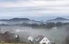 arnevalenGod påske frå vårt paradis i Sveio. Med utsikt frå Søljehaugen mot mekjelandsgardane ser ein Emberlandsnipen langt der borte. Morgontåka ligg her framleis tidleg på Skjærtorsdag. #mekjeland #sveio #vestavindsveio