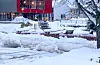 Inngangspartiet og parkeringsplassen ved kommunehuset skal også ryddast for snø. Foto: Einar Vestvik
