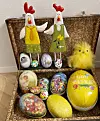 o.irene.hGjenbruk Denne kofferten har jeg vanligvis LevLandlig bladene oppi . Nå måtte de vike for Påske egg som har samlet seg opp gjennom årene . De fleste er av papp , men her er også ‘utblåst egg’ som de nå voksne barna våre har malt på #nostalgi påskepynt #gammelkoffert #arvegods #påskeeggtips #påskehane#påskehøne#vestavindsveio