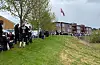 Fleire tilskodarar tok seg opp på høgda for å sjå folkemengda.FOTO: THOMAS VALLESTAD DRAGESET