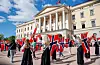 Barnetoget 17. mai går framføre slottet på ein fredag i 2024.