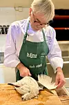 Aga kuttar vengjene ved indre vengjeledd. Foto: Heidi Molstad Andresen / NPK