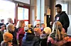 Markus Bailey fekk det travelt med å skriva autografar på barneskulen.