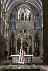 Mange forbind gjerne fargen gul med påsken. Men dette er ikkje ein av dei liturgiske fargane som høyrer påsken til. Påsken er fastetid, og til liks med i adventstida, er fargen på presten sin stola fiolett eller lilla.