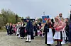 Hundretals sto på grusbanen nedanfor Omsorgssenteret.FOTO: THOMAS VALLESTAD DRAGESET