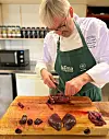 Frode Aga reinskjer skroget for kjøt. Frå før har han sortert ut hjarte, lever og lunger. Foto: Heidi Molstad Andresen / NPK