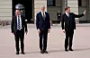 Statsminister Jonas Gahr Støre (i midten) saman med Bjørn Arild Gram (t.v.) som er ny forsvarsminister, medan Sigbjørn Gjelsvik (t.h.) blir ny kommunalminister.Foto: Lise Åserud / NTB