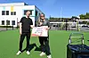 William Bråtveit Dagsland delte på vegne av Sparebanken Norge ut en sjekk på 50 000 kroner til Lillian Rommetveit i Sveio IL. Overrekkelsen fant sted under helgens Salamanderløp, til stor glede for de fremmøtte. Foto: Morten Vågset Møller