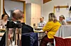 Inger Lovise Bua Semb (17) og Malene Vikse (17) kjem med bodskap frå Sveio ungdomsråd til dei folkevalde i helse og omsorg. Til venstre sit Kristina Våge Ballard (Sv), og med ryggen til Torgeir Katla (Ap) og Brit Elin Mølstre (Sp).