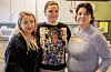 F.v. dei ukrainske flyktningane Natalia Burlaka, Anastasiia Nuzhna og Natalia Nuzhna (mor til Anastasiia). Fredag laga dei eit mektig måltid på ukrainsk vis. FOTO: GUNNHILD LØNNING