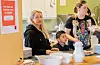 Natalia Burlaka, sonen hennar Ryan (6) og Anastasiia Nuzhna serverte bortsch til sveibuane som var innom sambrukshuset fredag føremiddag. FOTO: GUNNHILD LØNNING