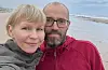 Åse og mannen Kåre på stranda i Whitley Bay.FOTO: PRIVAT