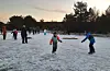 På tjødna bak Auklandshamn skule har det vore stor aktivitet dei siste dagane. Midt i biletet ei fersk skøyteprinsesse, seks år gamle Leah Bårdsen.