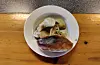 Piorzhki (fylte rundstykke) og vareniki (tilsvarande «dumplings») i sjampingjong-saus. FOTO: GUNNHILD LØNNING