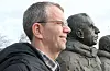 Harald Dag Jølle poserer ved statuen av Roald Amundsen som står plassert ved Frammuseet i Oslo. Foto: Kjell Åsmund Sunde/ NPK