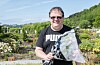Tor Inge Flåten frå Førde får den fjerde buketten Vestavind deler ut. Dei flotte blomane kan vera vanskelege å sjå grunna ein god del damp på innsida av cellofanen. FOTO: GUNNHILD LØNNING