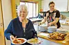 Òg sveibuen Solveig Kristine Hinderlid var på den internasjonale fredagslunsjen til Sveio frivilligsentral. Her står ho med ei skål bortsch og ein tallerken med vareniki («dumplings»). FOTO: GUNNHILD LØNNING