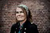 – Dei er ein kulturskatt, seier Elin Furubotn om knippa med gamle rim og regler ho har spelt inn i moderne form – som sitt bidrag til å ta vare på desse historiske «forteljingane» og gjere dei tilgjengelege. Foto: Anna-Julia Granberg / NPK