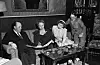 Røyking var ein del av det sosiale livet. Politikarar, legar, kongelege og toppidrettsfolk vart hyppig sett røykjande. Kronprins Olav i sofakroken på Skaugum i 1949 med kronprinsesse Märtha, prinsesse Astrid i prikkete kjole og prins Harald.