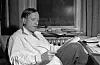 1954: Ei undersøking viser at 75 prosent av mannlege og 45 prosent av kvinnelege legar røyker kvar dag. Det er meir enn blant gjennomsnittet for befolkninga. Hans Jacob Ustvedt var overlege, professor og motstandspioner, og seinare kringkastingssjef. Her på legekontoret i 1954.