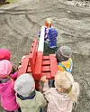 Ekrene barnehage på veg til Skult med eit nymåla og reparert kartpunkt. FOTO: EKRENE BARNEHAGE
