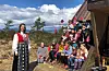 Like før 17. mai møtte 6. og 7. klasse ved Auklandshamn skule ordførar Linn Therese Erve på Nipaståvo med flagg, song og god 17.mai-stemning. Dei var inviterte av TV Haugaland, som laga 17. mai-sendingar fra heile Haugalandet.