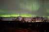 Nordlysbilde tatt frå huset vårt på Hokla som viser Sveio sentrum. FOTO: ANN KRISTIN HINDERLID HELGESEN