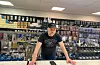 Frank Willy Utgård bak pakkedisken i nettbutikken Gitarist.no. Her har han til kvar tid 4000 ulike gitardelar på lager.