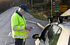 Sigbjørn Eltervåg kontrollerer dokumenta til ein av bilførarane. Foto: Einar Vestvik
