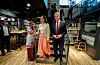Støres beste lesetips er rett og slett å begynne å lese, spørje om råd på biblioteket og velje bøker som engasjerer. Saman med kunnskapsminister Kari Nessa Nordtun (Ap) la han fram prioriteringane til regjeringa i skulen på Deichmann Tøyen i Oslo. Foto: Lise Åserud / NTB / NPK