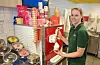 Å forme softisen perfekt er noe daglig leder Emma Kinn ved Haukås bensinstasjon har blitt en mester på. I år har salget skutt i været. Foto: Morten Vågset Møller