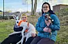 Martha Hovda og Cecilie med huskyen Høst og chihuahuaen Timon ønskjer eit område der dei sleppa hundane sine utan å bryta regelen om bandtvang.