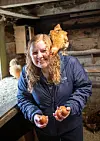 Stine Elisabeth Thorsen sine høner er tamme og vil gjerne vera med når matmor hentar inn egg.