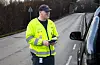 Roy Terje Moen i samtale med ein av førarane som blei kontrollert. Foto: Einar Vestvik