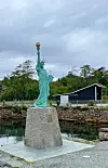 Ein liten kopi av fridomsgudinna i New York minner om at originalen er laga av kopar frå Visnes.