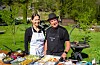 Jurga Folkedal og Roy Martin Øyjord brukar alltid mest tid på førebuingane når dei skal grilla, og minst tid på sjølve grillinga. Foto: Grethe Hopland Ravn / Grannar