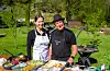 Jurga Folkedal og Roy Martin Øyjord brukar alltid mest tid på førebuingane når dei skal grilla, og minst tid på sjølve grillinga. Foto: Grethe Hopland Ravn / Grannar