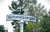 Eit minne om det ideelle eigedomsselskapet Nimannstykket er dette noko herpa vegskiltet i Nimannsvegen i Hjartåsen i Førde. Foto: Thomas Førde