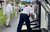 Bussjåfør Nils Kristian Haga hjelpte fleire rullestolbrukarar på og av bussen.