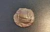 Ingen spesielt verdfull skatt, men denne knappen i kopar- eller bronselegering frå seint 1800-tal eller tidleg 1900-tal er uansett eit flott skode. FOTO: PRIVAT