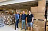 Lageret med smittevernutstyr er så godt som fullt. Frå venstre direktør for internservice i Helse Fonna, Leif Terje Alvestad (t.v.), seksjonsleiar Geir Charles Grindheim og funksjonsleiar Roger Lind.