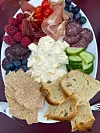 Frukt, bær og grønsaker er ja-mat for norsketerianaren. Det same gjeld hjortepølsa og spekeskinka. Men potetsalaten og brødet går ikkje gjennom kontrollen.