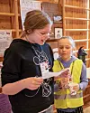 Tilly Marie Økland ser gjennom det Linn Kristin Årre har skrive om lande ho valde i Asia.