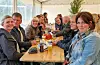 Det var god stemning i teltet da Auklandshamn var samlet til fest. Foran til venstre: Evelyn Alstadsæther, Johnny Stølsvik og Torill Hagaland. Til høyre: Siv Helen Stølsvik og Paul Arve Eikeland. Foto: Privat