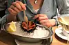 Bon appétit. Kråkebollen har allereie gjort sitt inntog på matfatet, men er ikkje like populær i Noreg som andre stader i verda. Japanarane brukar mellom anna rogna, eller gonaden, i sushi. Her er eit eksempel på kor lekkert det kan lagast til.