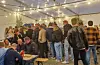 Lang kø og lav terskel for å slå av en prat – det var travelt ved baren da bygdefesten i Auklandshamn var på sitt mest livlige. Foto: Privat