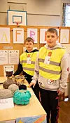 Sverre V. Andersen (t.v.) og Wilhelm Jacobsen Mokleiv viser fram heimelaga fotballar og instrument frå Afrika.