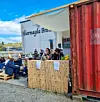 Med godt humør og full kontroll bak disken sørget Ritha Malm Førland (t.v) og Hege Anitha Malm for forfriskninger til festivalfolket under Flokefestivalen hos Hiernagla Brenneri. Foto: Privat